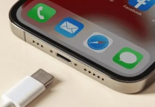 哈密苹果15维修分享iPhone15改USB-C接口后能和安卓用户互借充电器吗 